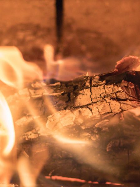 Maìs de 1,5 millones de hogares en Colombia todaviìa cocinan con lenÞa. El gas natural es clave en el plan para cambiar esta realidad Naturgas