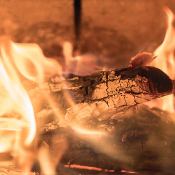 Maìs de 1,5 millones de hogares en Colombia todaviìa cocinan con lenÞa. El gas natural es clave en el plan para cambiar esta realidad Naturgas