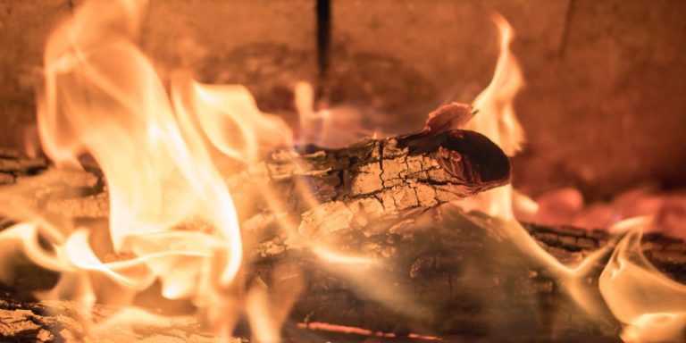 Maìs de 1,5 millones de hogares en Colombia todaviìa cocinan con lenÞa. El gas natural es clave en el plan para cambiar esta realidad Naturgas