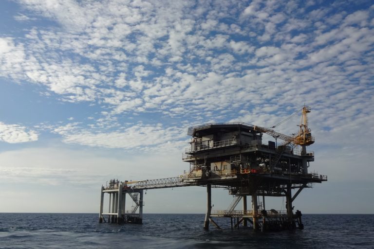 ¿Por qué es importante mantener la exploración de gas natural costa afuera en Colombia?