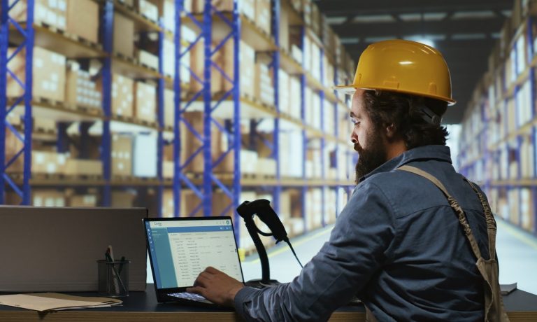 Export manager creating invoice with barcode scanner at pc Bolivia invertirá unos 363 millones de dólares en búsqueda y explotación de hidrocarburos