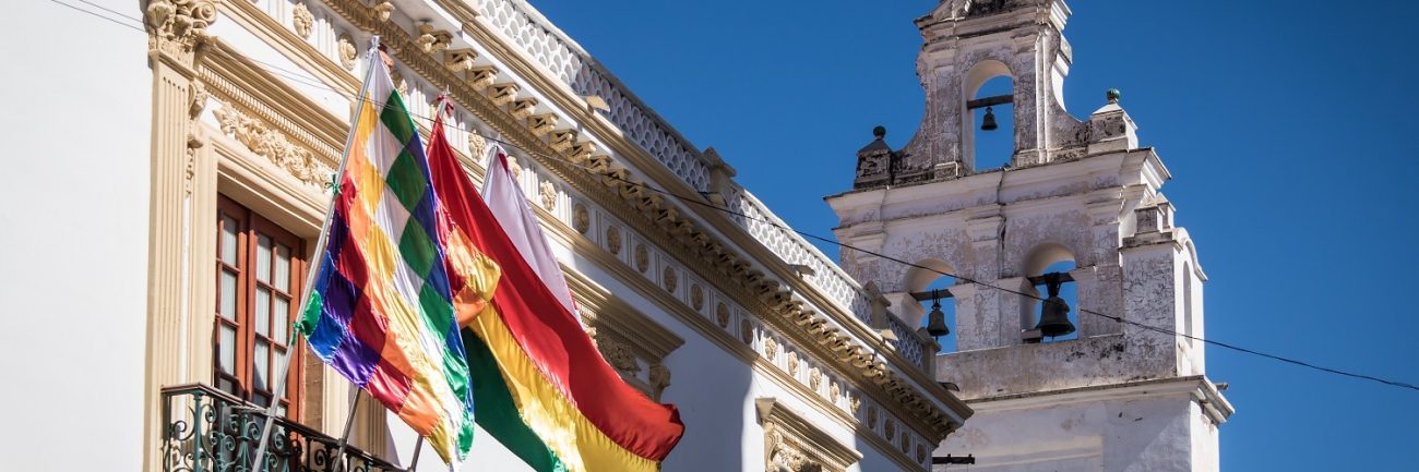Church tower and Wiphala and Bolivia Flags – Sucre, Bolivia Cuzco obtuvo 4.800 millones de dólares en exportaciones en 2023 por ventas de gas y cobre