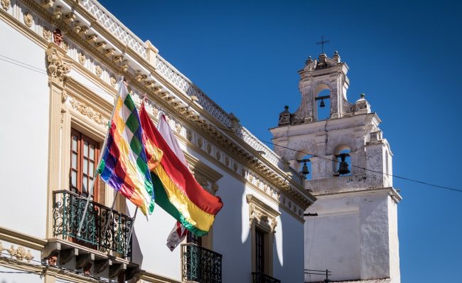 Church tower and Wiphala and Bolivia Flags – Sucre, Bolivia Cuzco obtuvo 4.800 millones de dólares en exportaciones en 2023 por ventas de gas y cobre