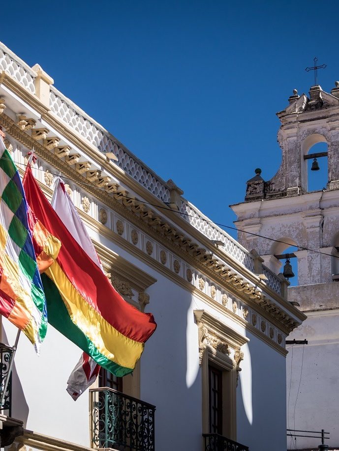 Church tower and Wiphala and Bolivia Flags – Sucre, Bolivia Cuzco obtuvo 4.800 millones de dólares en exportaciones en 2023 por ventas de gas y cobre