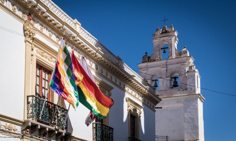 Church tower and Wiphala and Bolivia Flags – Sucre, Bolivia Cuzco obtuvo 4.800 millones de dólares en exportaciones en 2023 por ventas de gas y cobre