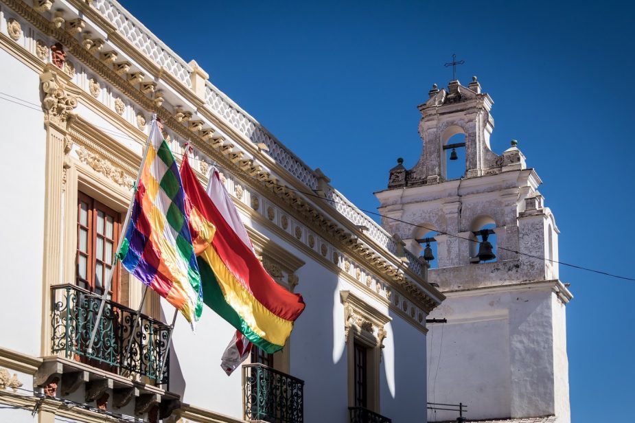 Church tower and Wiphala and Bolivia Flags – Sucre, Bolivia Cuzco obtuvo 4.800 millones de dólares en exportaciones en 2023 por ventas de gas y cobre