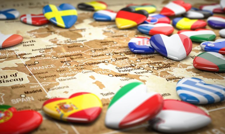 Map of Europe and hearts with flags of european countries. Trav Catar busca elevar la producción de gas y dice que Europa necesitará más GNL