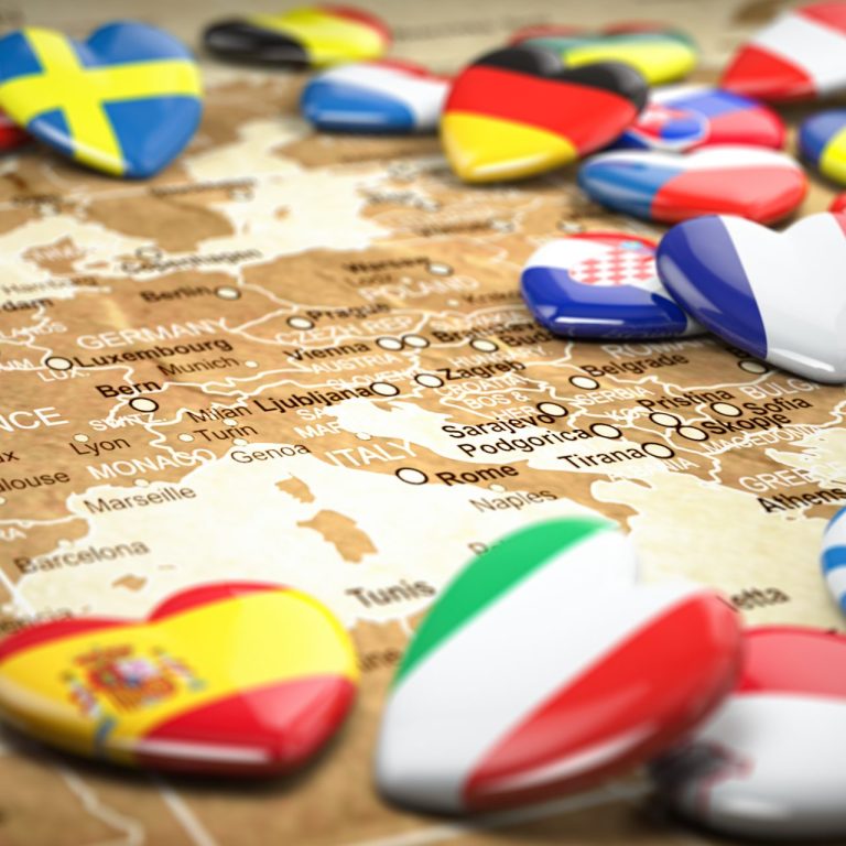 Map of Europe and hearts with flags of european countries. Trav Catar busca elevar la producción de gas y dice que Europa necesitará más GNL