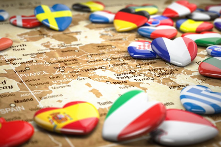 Map of Europe and hearts with flags of european countries. Trav Catar busca elevar la producción de gas y dice que Europa necesitará más GNL