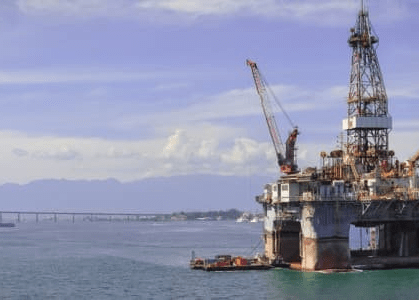 Kuwait anuncia un gran descubrimiento de petróleo y gas en alta mar.