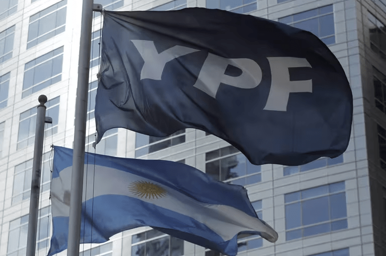 Con la planta de GNL confirmada en Río Negro, YPF sale a buscar compradores de gas y financiamiento internacional para su mega proyecto Con la planta de GNL confirmada en Río Negro, YPF sale a buscar compradores de gas y financiamiento internacional para su mega proyecto