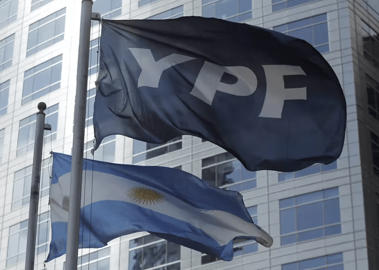 Con la planta de GNL confirmada en Río Negro, YPF sale a buscar compradores de gas y financiamiento internacional para su mega proyecto