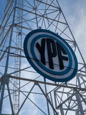 La estatal argentina YPF busca revitalizar las ambiciones sobre el gas natural licuado