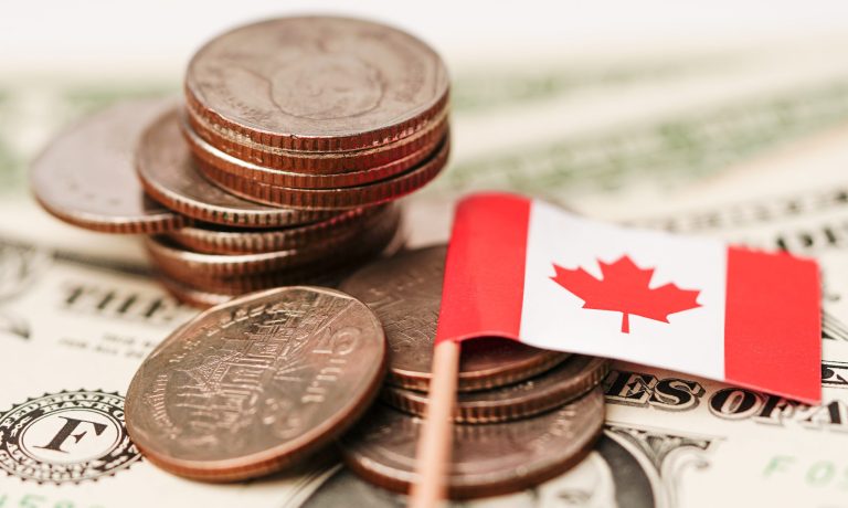 bandera-de-canada-con-monedas-en-billetes-de-dolar-de-fondo