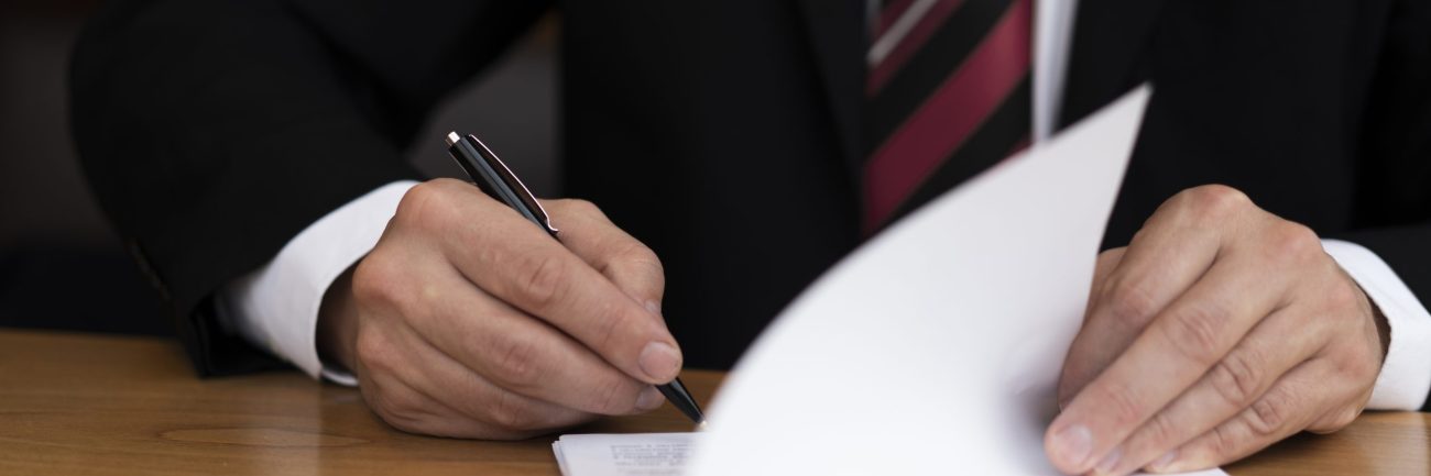 hombre-de-negocios-irreconocible-escribiendo-vista-frontal