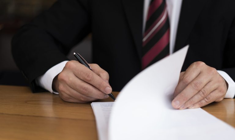 hombre-de-negocios-irreconocible-escribiendo-vista-frontal