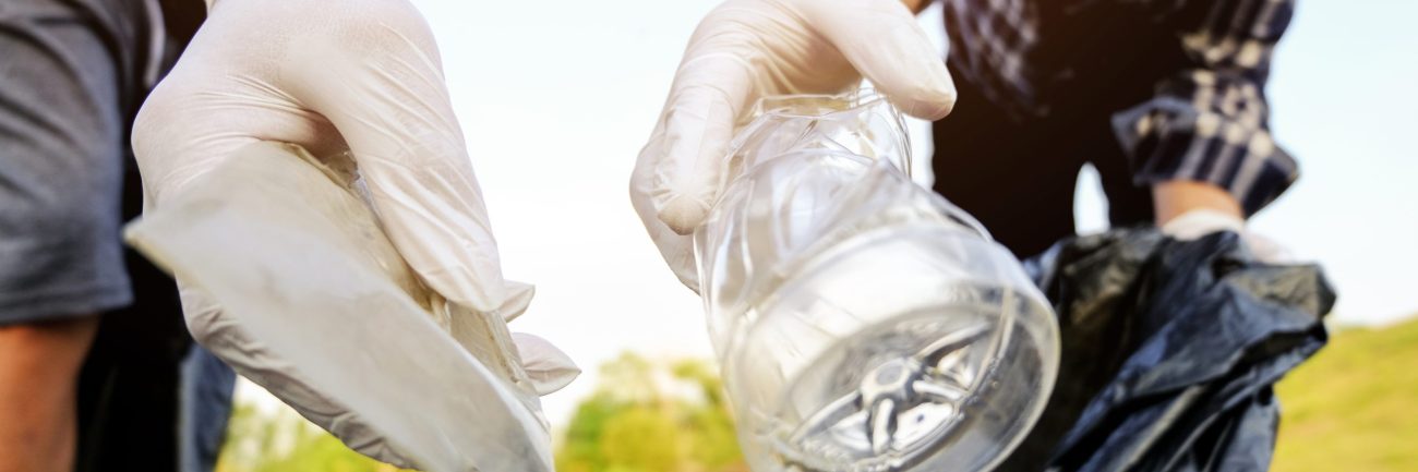 imagen-recortada-de-personas-recogiendo-basura-en-bolsas-de-plastico