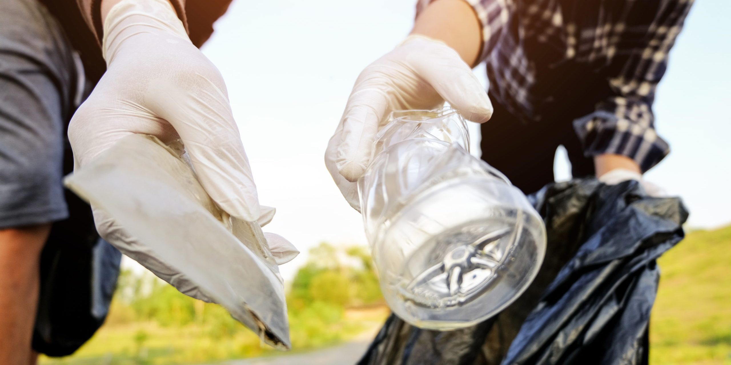 imagen-recortada-de-personas-recogiendo-basura-en-bolsas-de-plastico