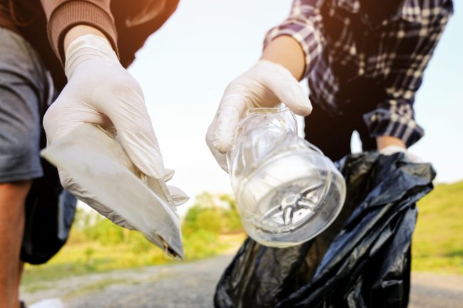 imagen-recortada-de-personas-recogiendo-basura-en-bolsas-de-plastico
