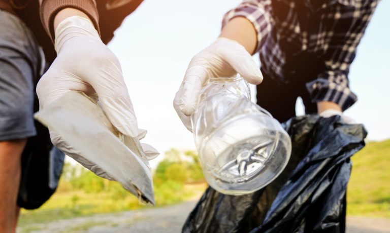 imagen-recortada-de-personas-recogiendo-basura-en-bolsas-de-plastico