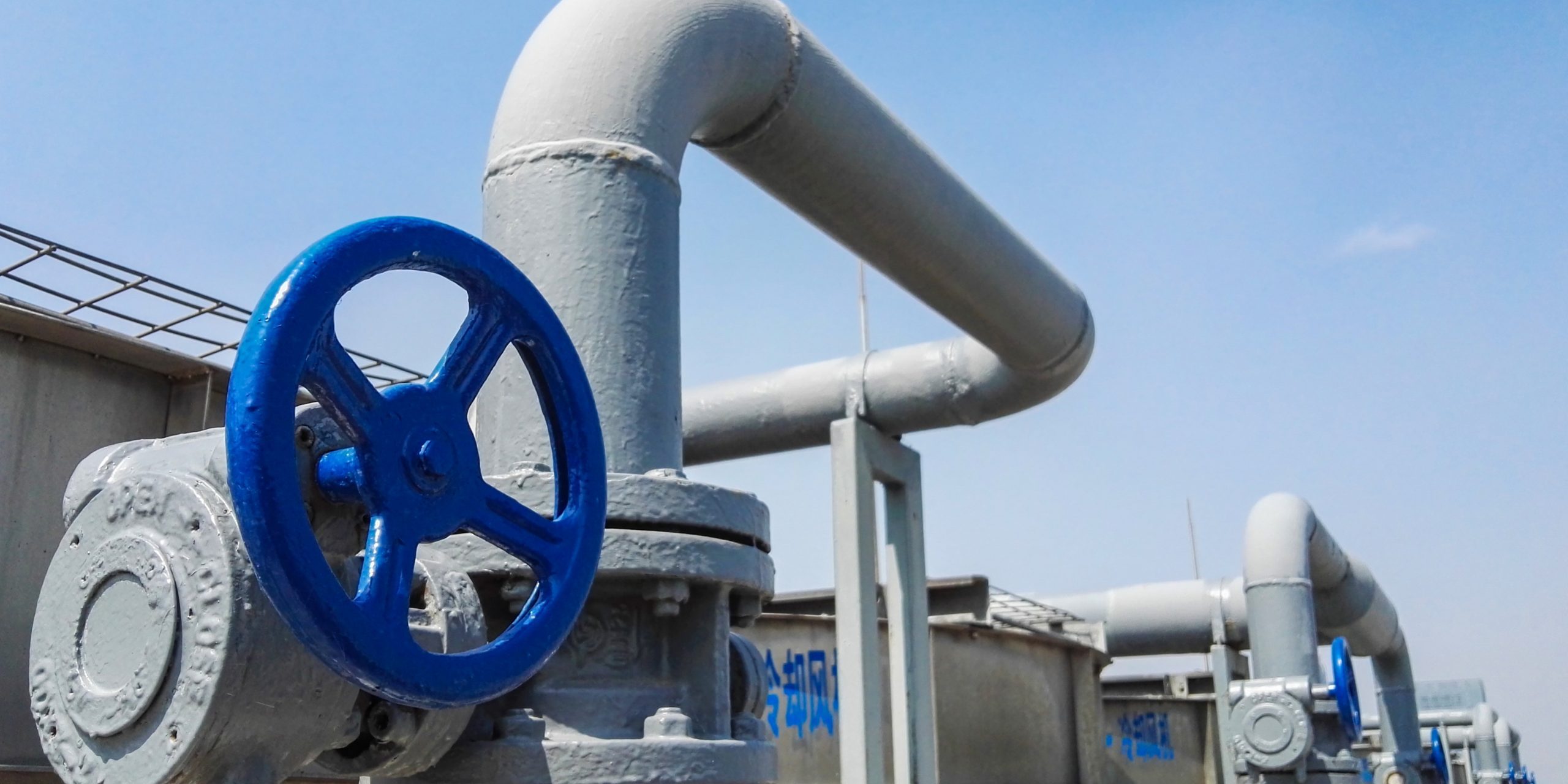 The large central air conditioning cooling machine tube and valve