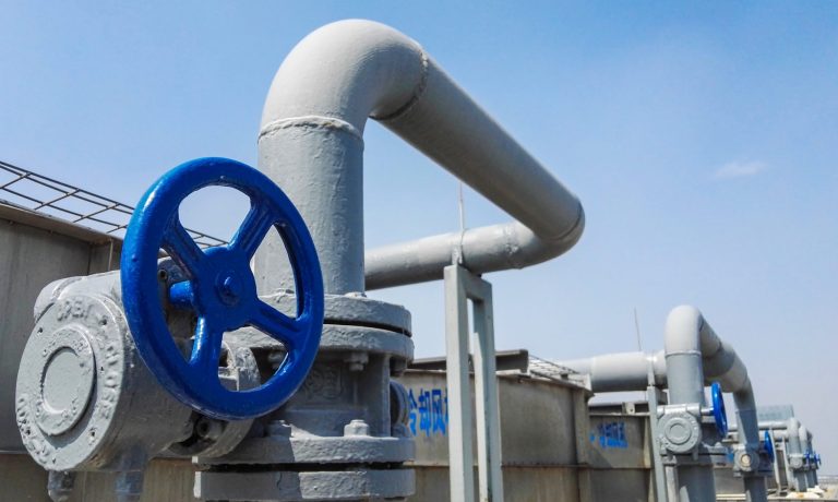 The large central air conditioning cooling machine tube and valve