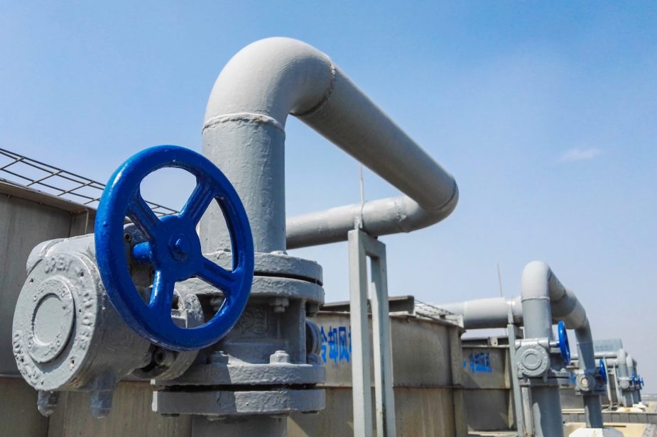 The large central air conditioning cooling machine tube and valve