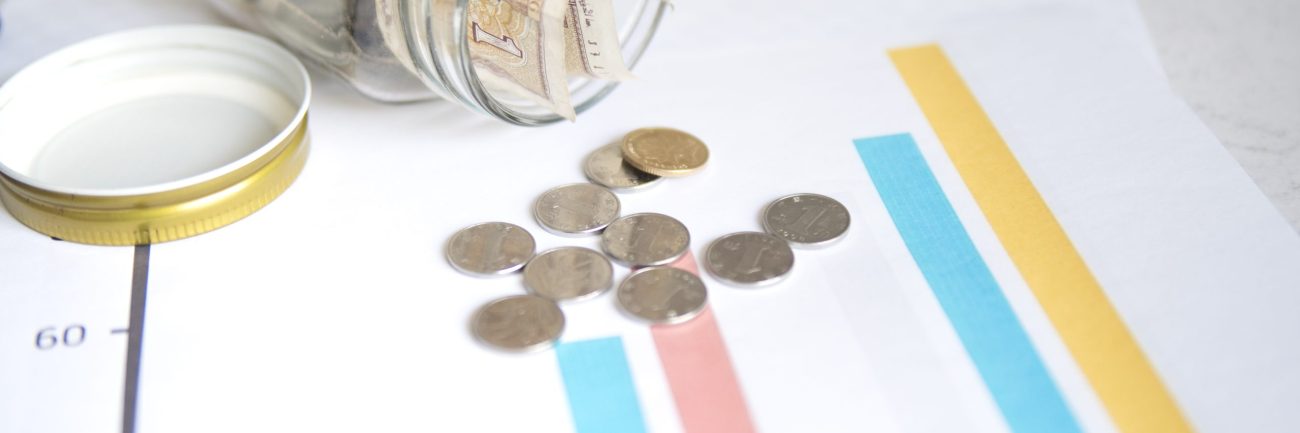 monedas-y-jarra-sobre-estadistica