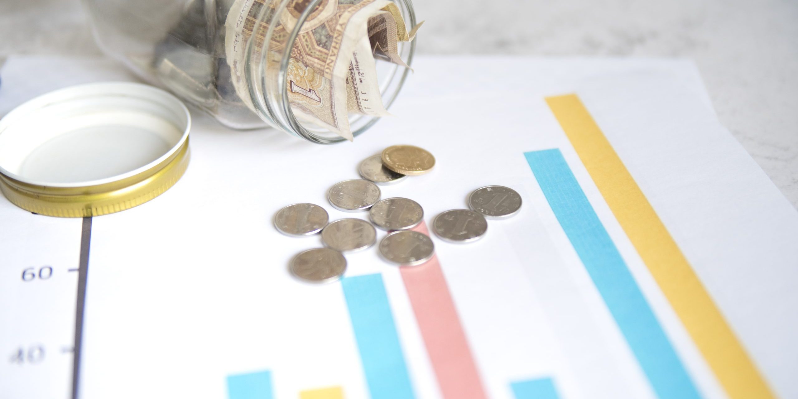 monedas-y-jarra-sobre-estadistica