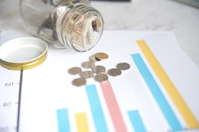 monedas-y-jarra-sobre-estadistica