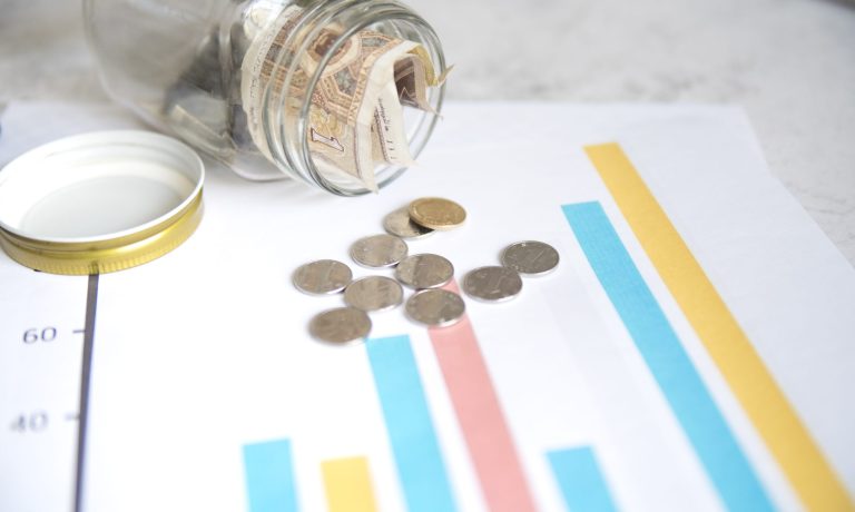 monedas-y-jarra-sobre-estadistica