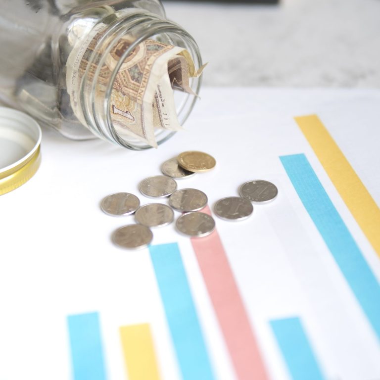 monedas-y-jarra-sobre-estadistica