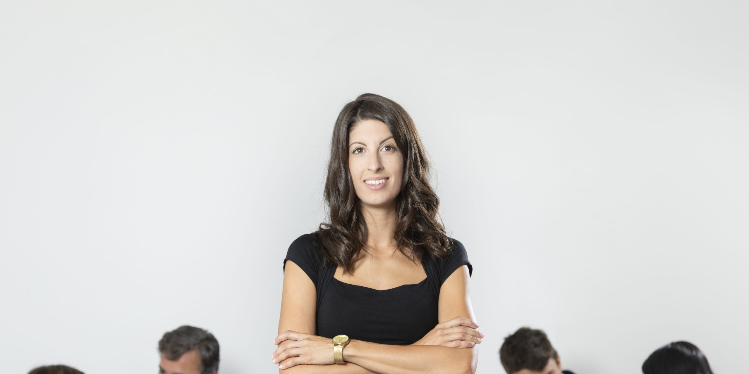 mujer-de-negocios-con-brazos-cruzados