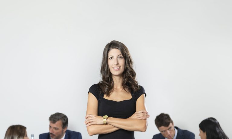 mujer-de-negocios-con-brazos-cruzados