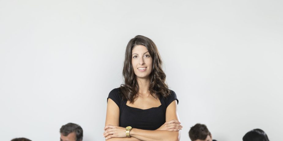 mujer-de-negocios-con-brazos-cruzados