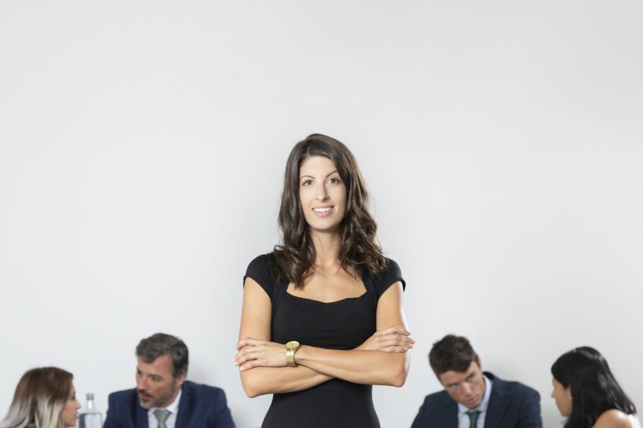 mujer-de-negocios-con-brazos-cruzados