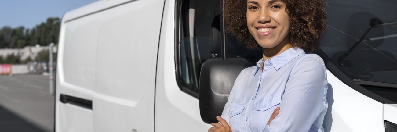mujer-sonriente-de-tiro-medio-trabajando