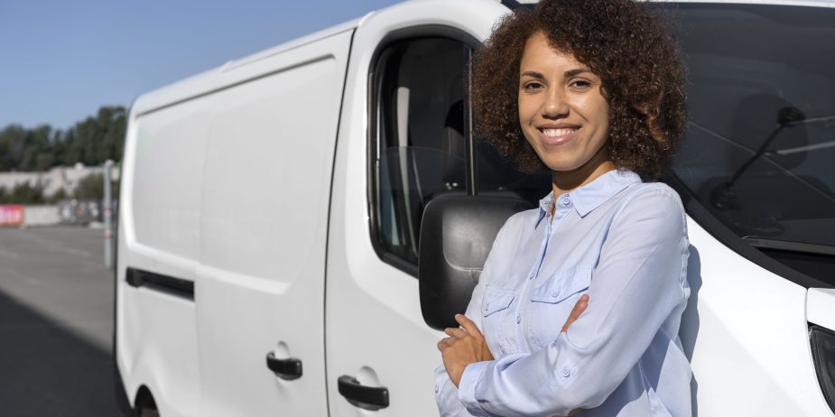 mujer-sonriente-de-tiro-medio-trabajando