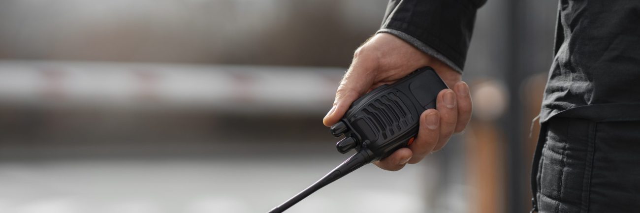 retrato-de-guardia-de-seguridad-masculino-con-estacion-de-radio