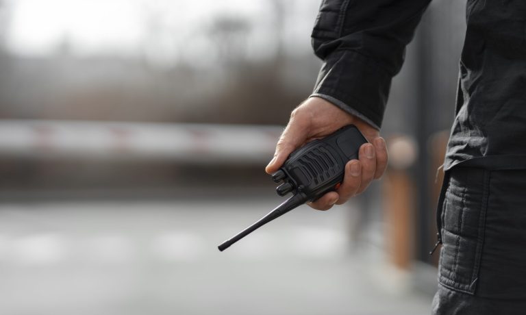 retrato-de-guardia-de-seguridad-masculino-con-estacion-de-radio