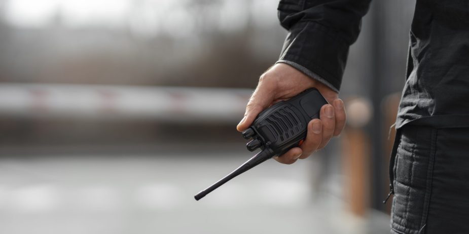 retrato-de-guardia-de-seguridad-masculino-con-estacion-de-radio