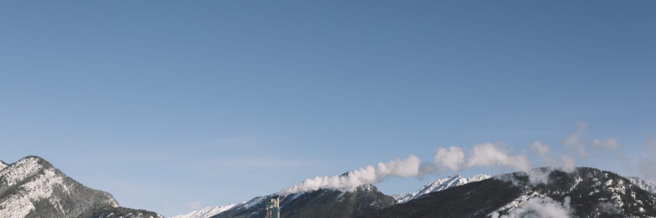 rio-en-el-fondo-de-montanas-nevadas