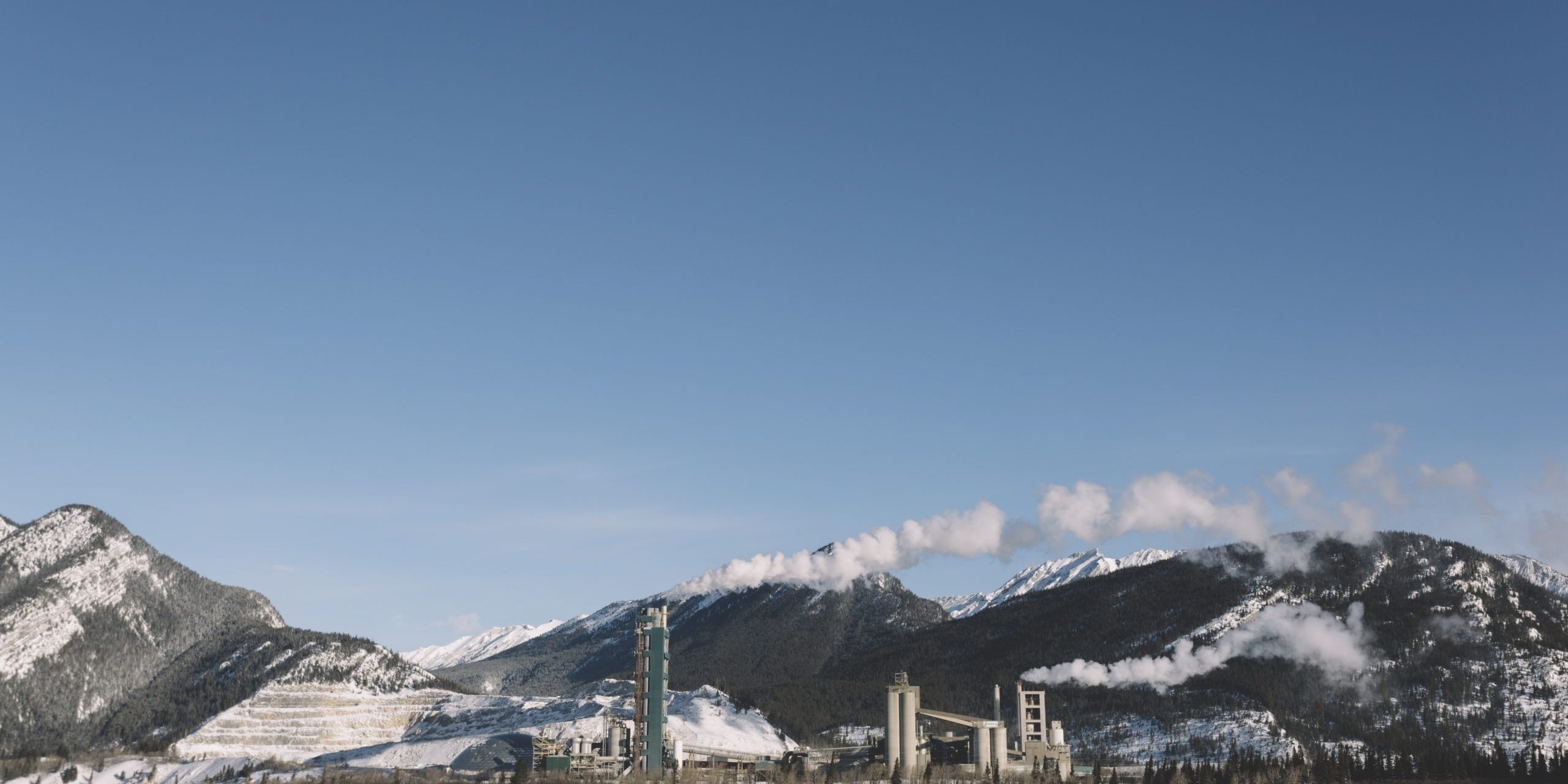 rio-en-el-fondo-de-montanas-nevadas