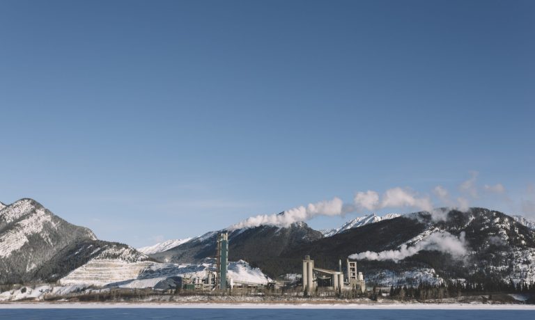 rio-en-el-fondo-de-montanas-nevadas