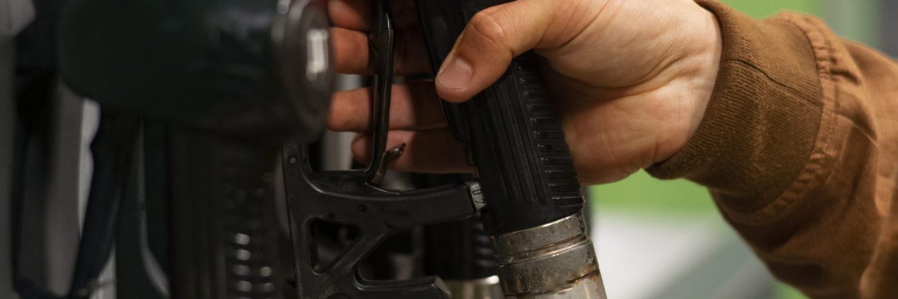 vista-lateral-hombre-en-gasolinera