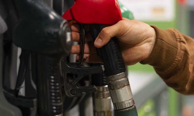 vista-lateral-hombre-en-gasolinera