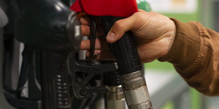 vista-lateral-hombre-en-gasolinera