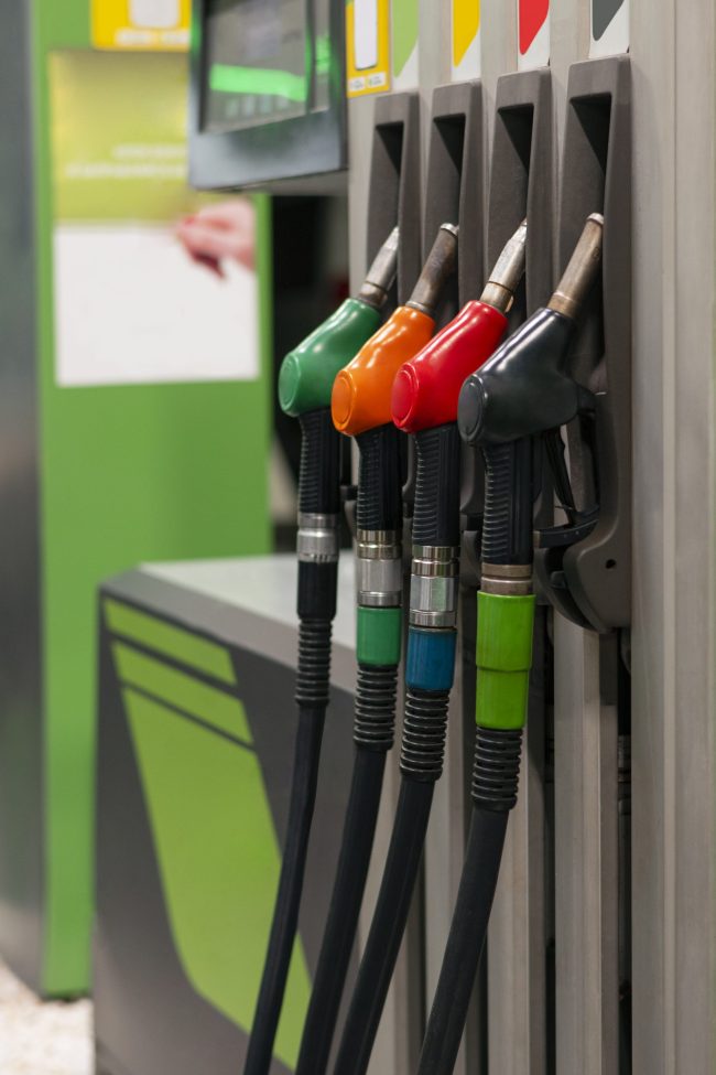 bombas-de-gasolinera-de-diferentes-colores