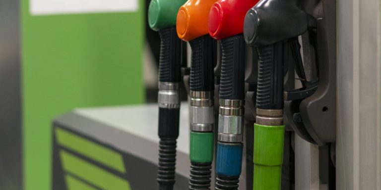 bombas-de-gasolinera-de-diferentes-colores
