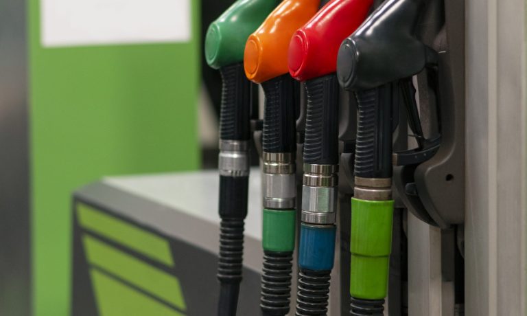 bombas-de-gasolinera-de-diferentes-colores